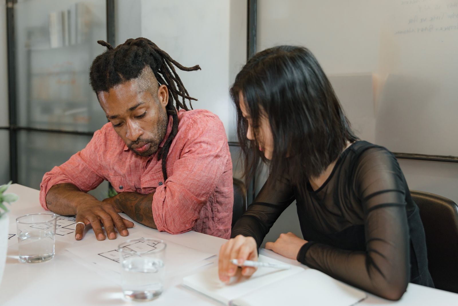 Dois colegas colaboram em projetos de design em escritório moderno