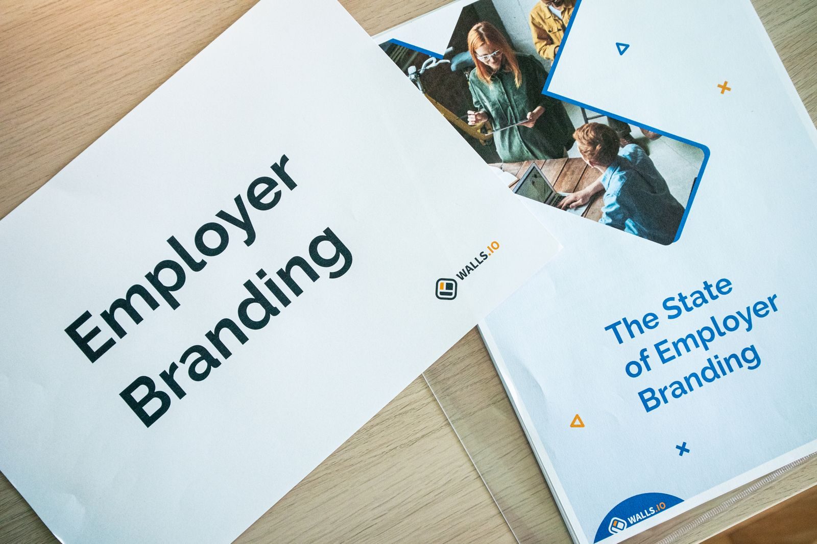 Flat lay de materiais de employer branding sobre uma mesa de escritório