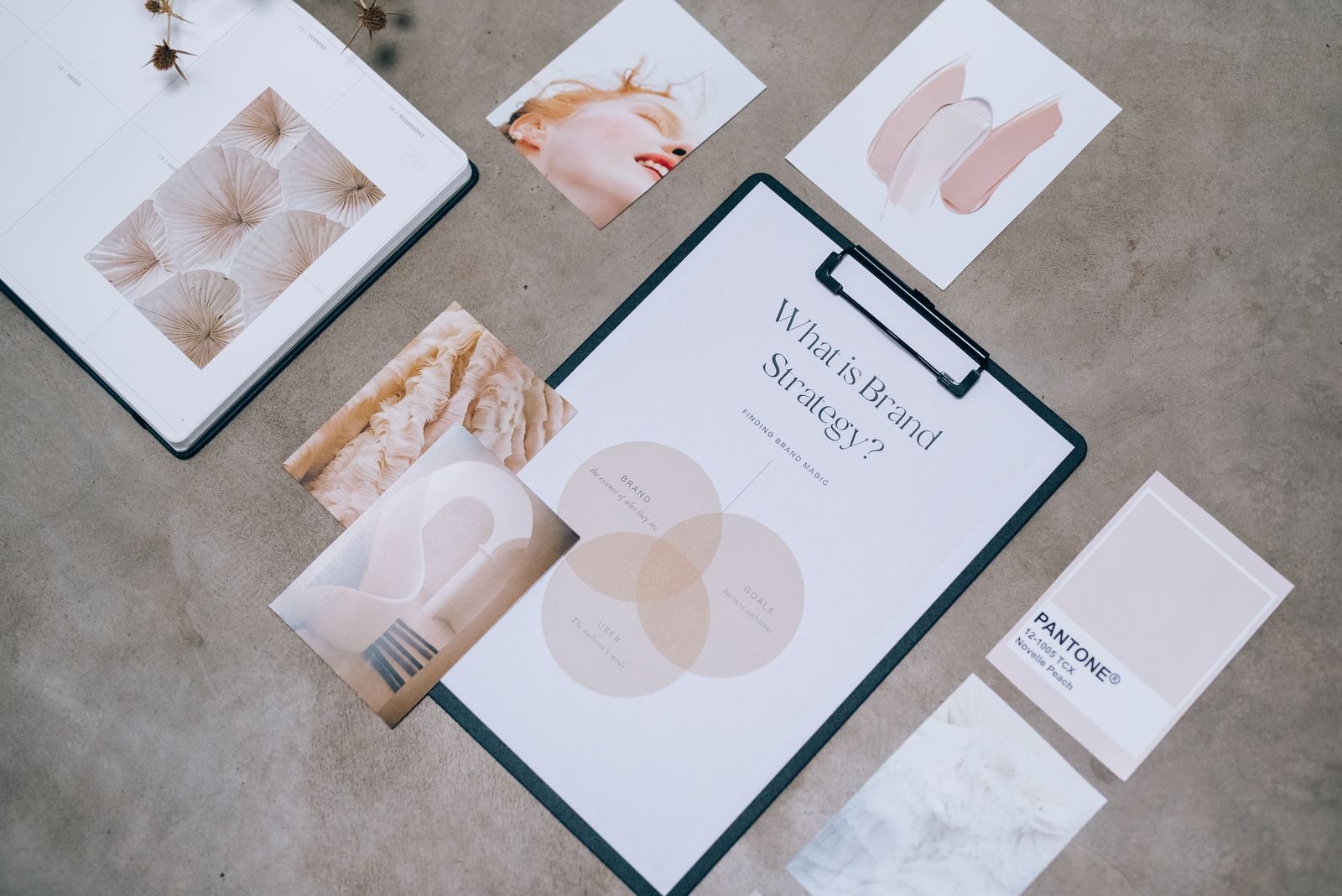 Flat lay de materiais de marca e conceitos de design para discussões de estratégia criativa