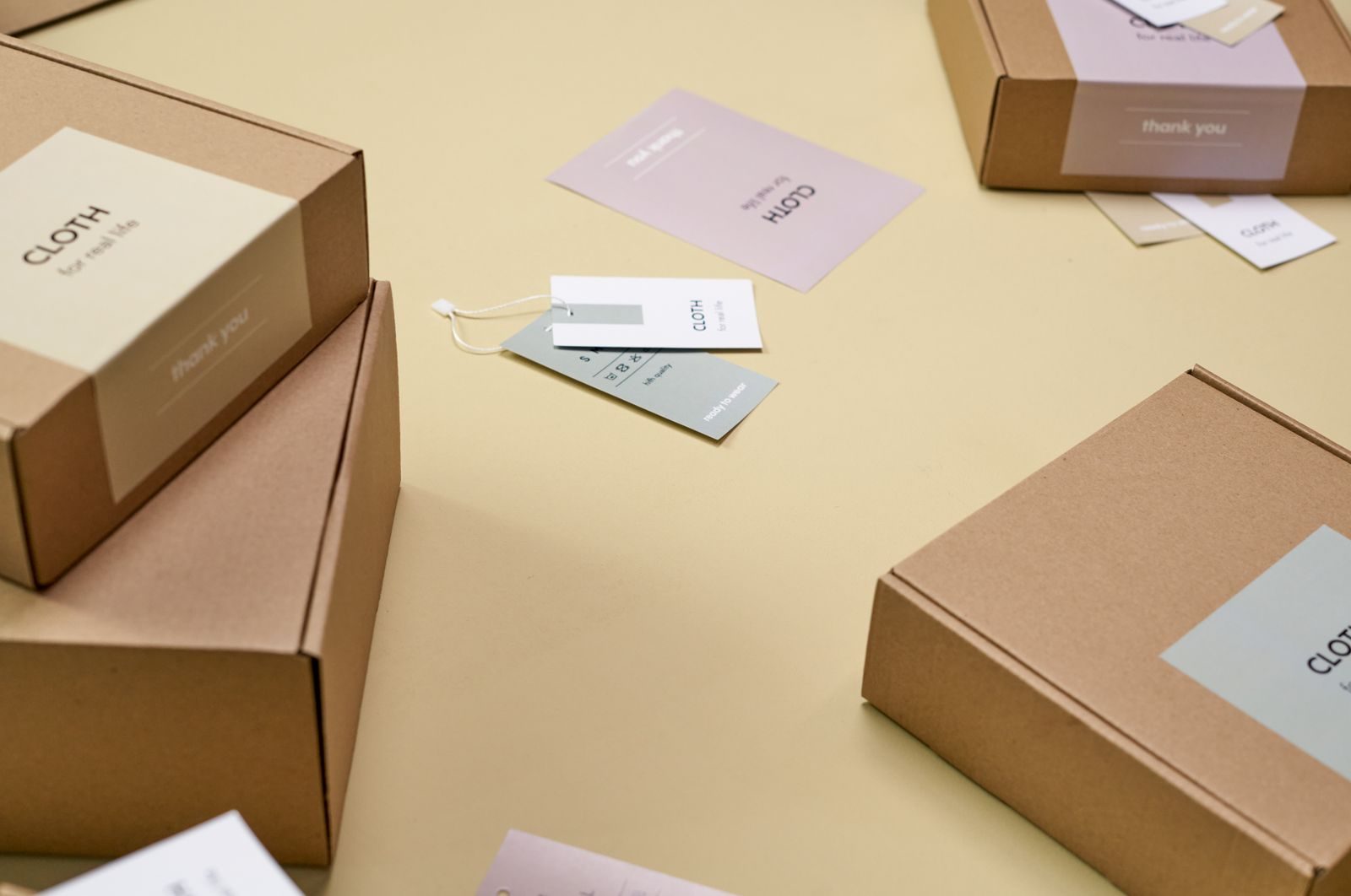 Caixas de papelão simples e minimalistas com etiquetas sobre superfície amarela