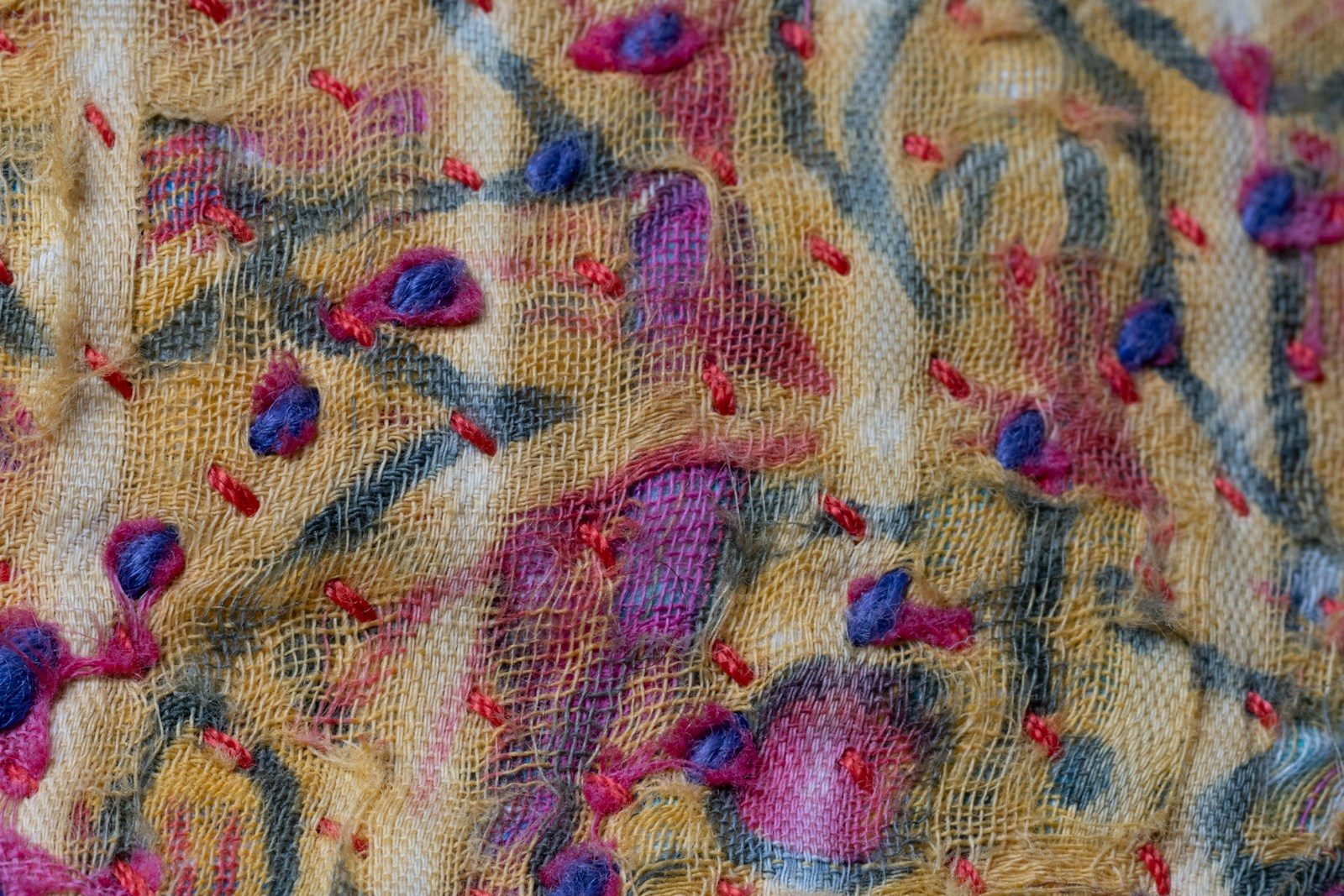 Tecido abstrato texturizado com manchas roxas e rosa