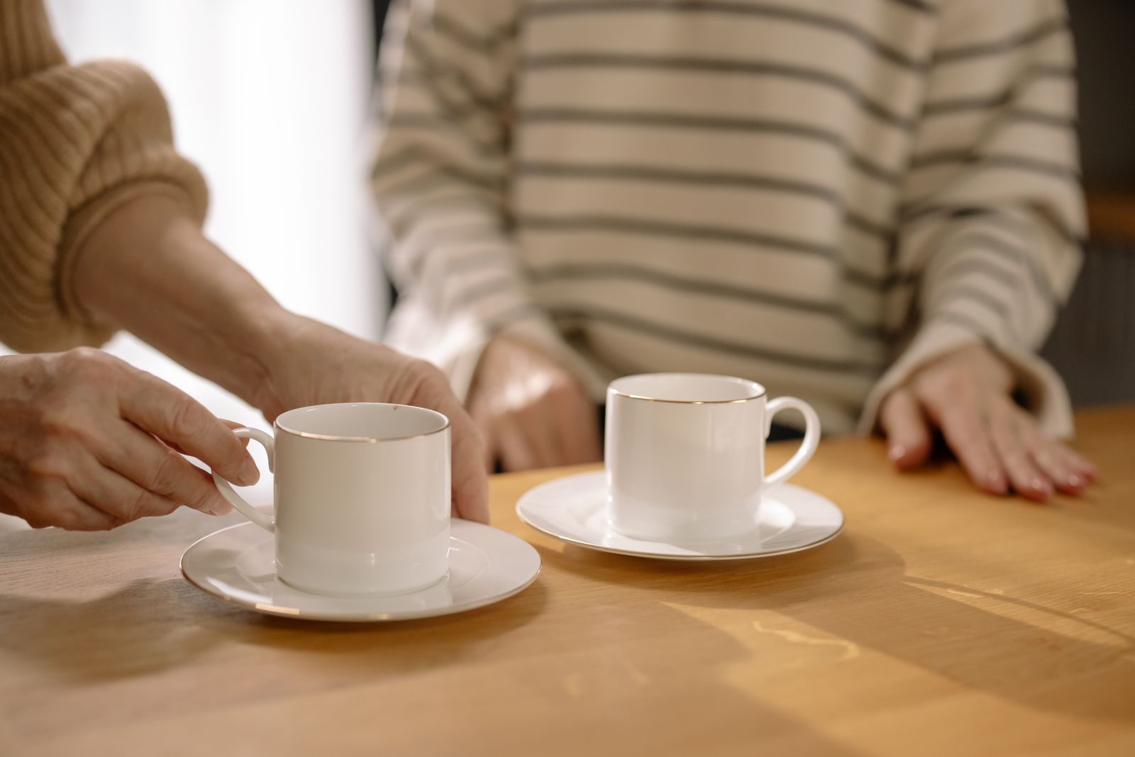 Cena matinal aconchegante com duas xícaras de café em uma mesa de madeira