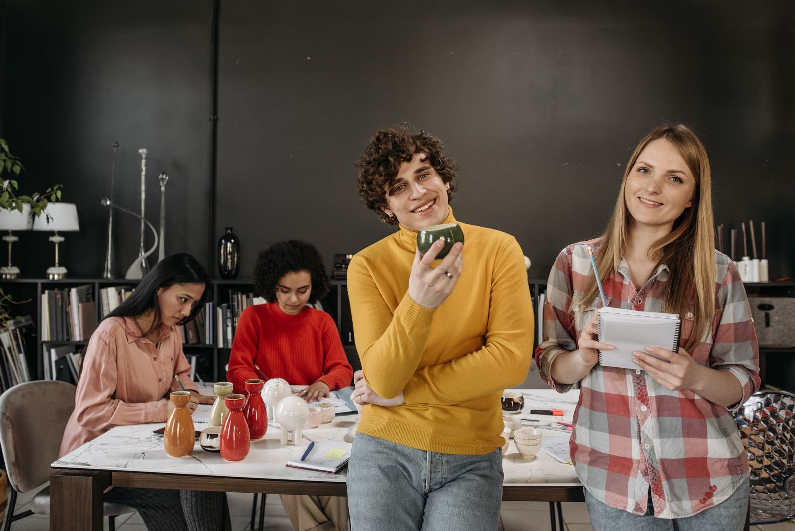 Equipe diversa trabalhando junta em escritório moderno, com criatividade e colaboração