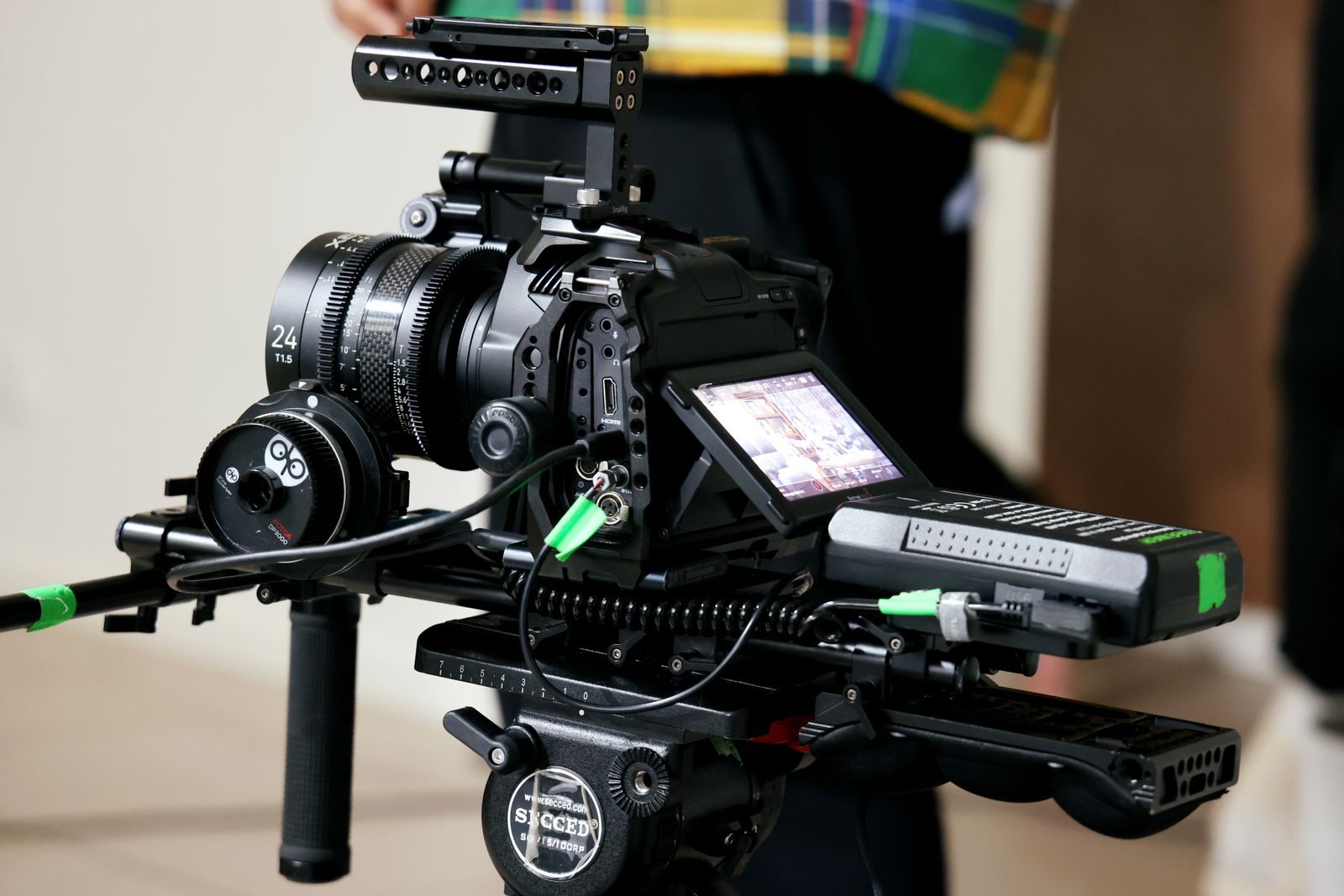 Close de uma câmera de cinema profissional em um set de filmagem em Craigieburn, Austrália