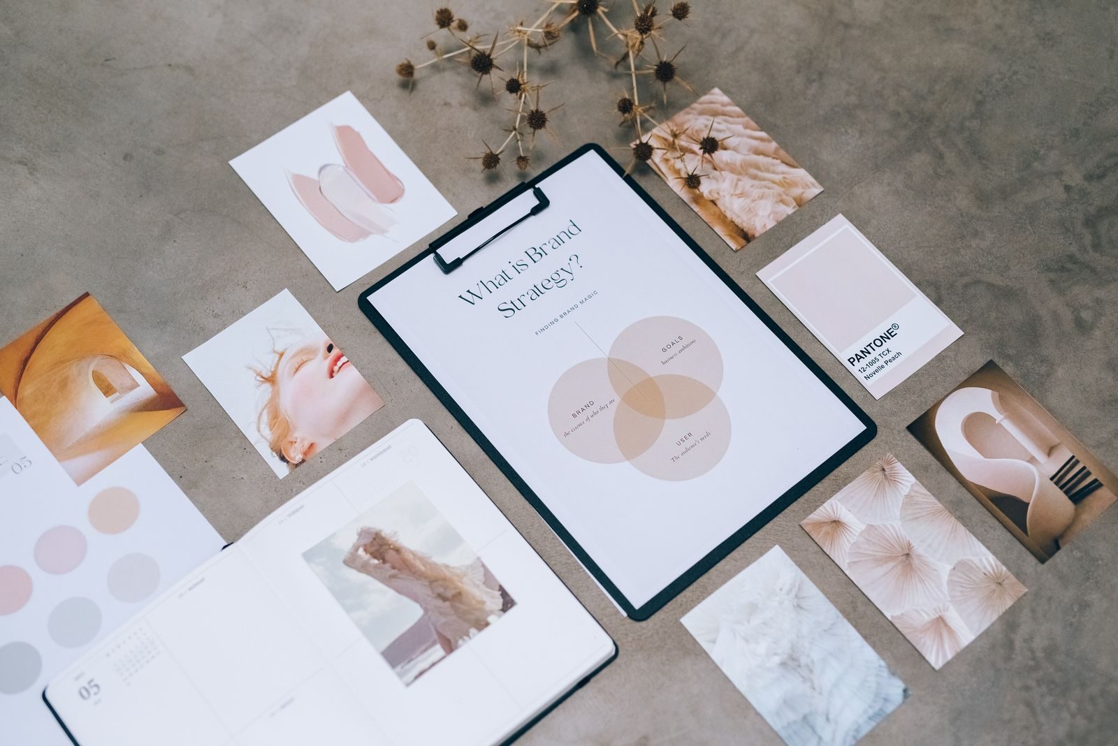 Flat lay de um moodboard minimalista de estratégia de marca sobre concreto