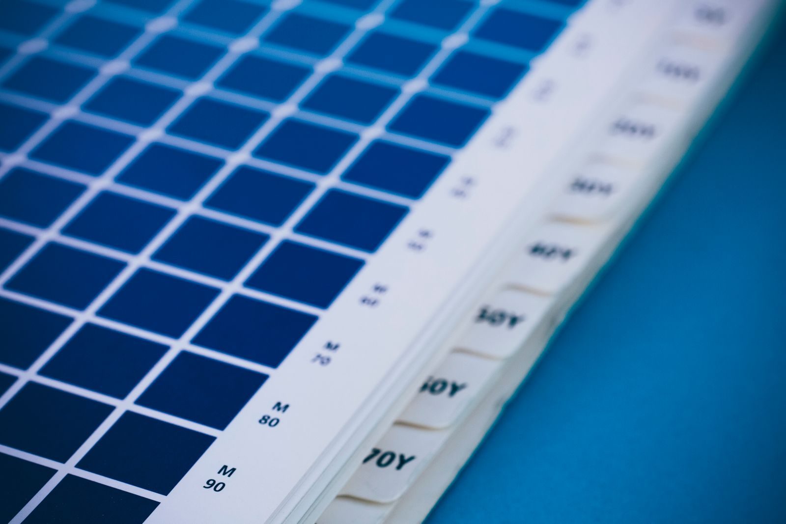 Close de catálogo de cores azul com diferentes tons e códigos