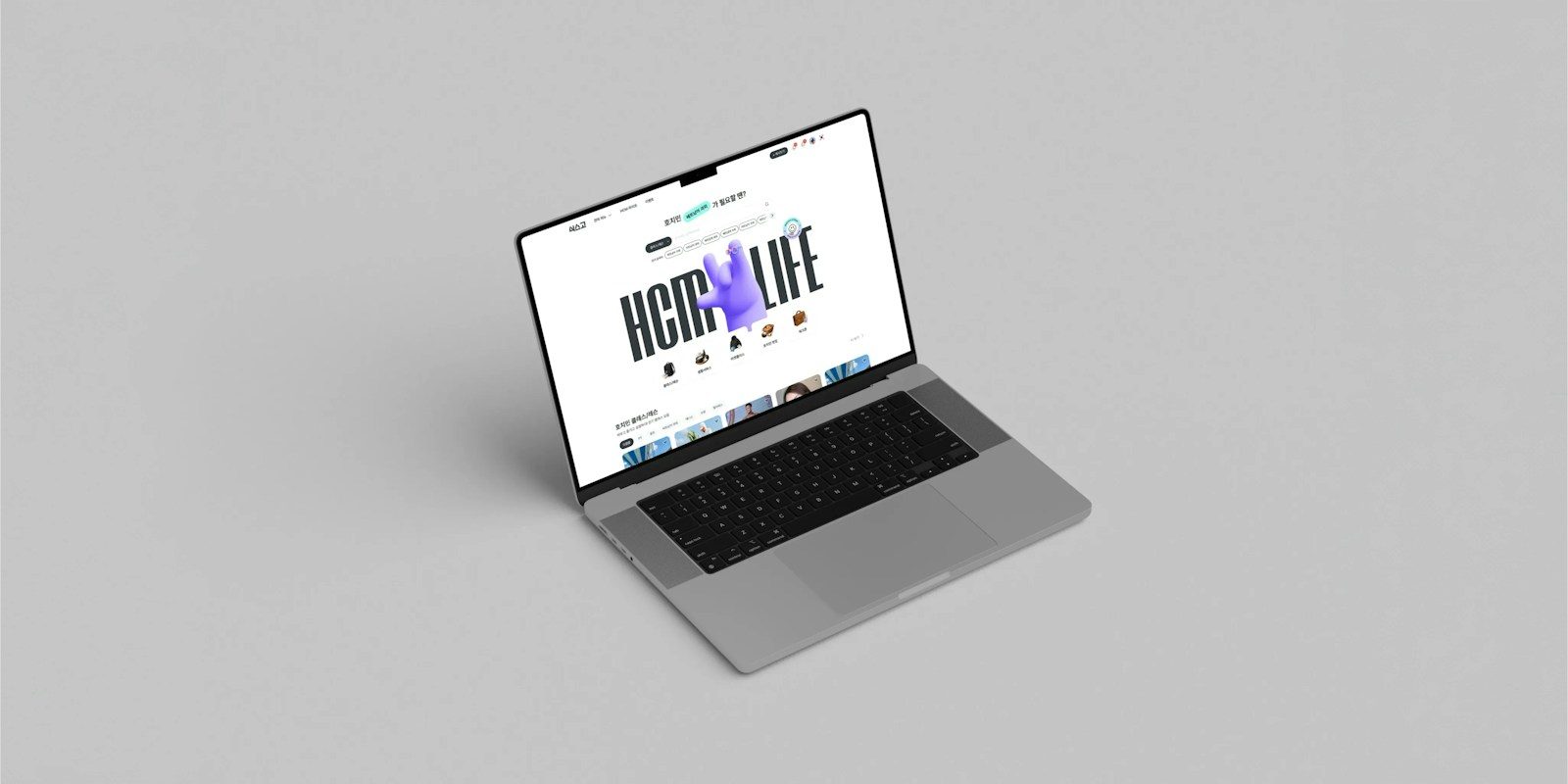 Notebook exibindo site com ícone de mão roxa em 3D sobre fundo cinza