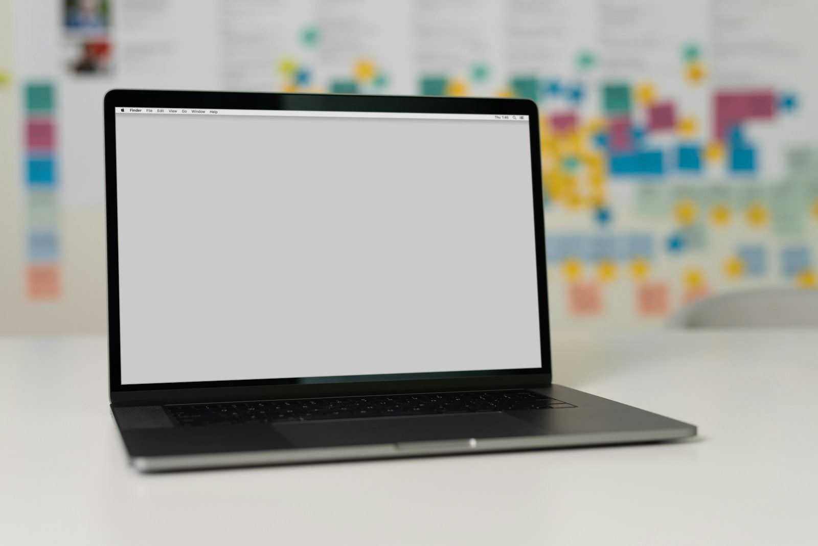 MacBook Pro sobre mesa branca