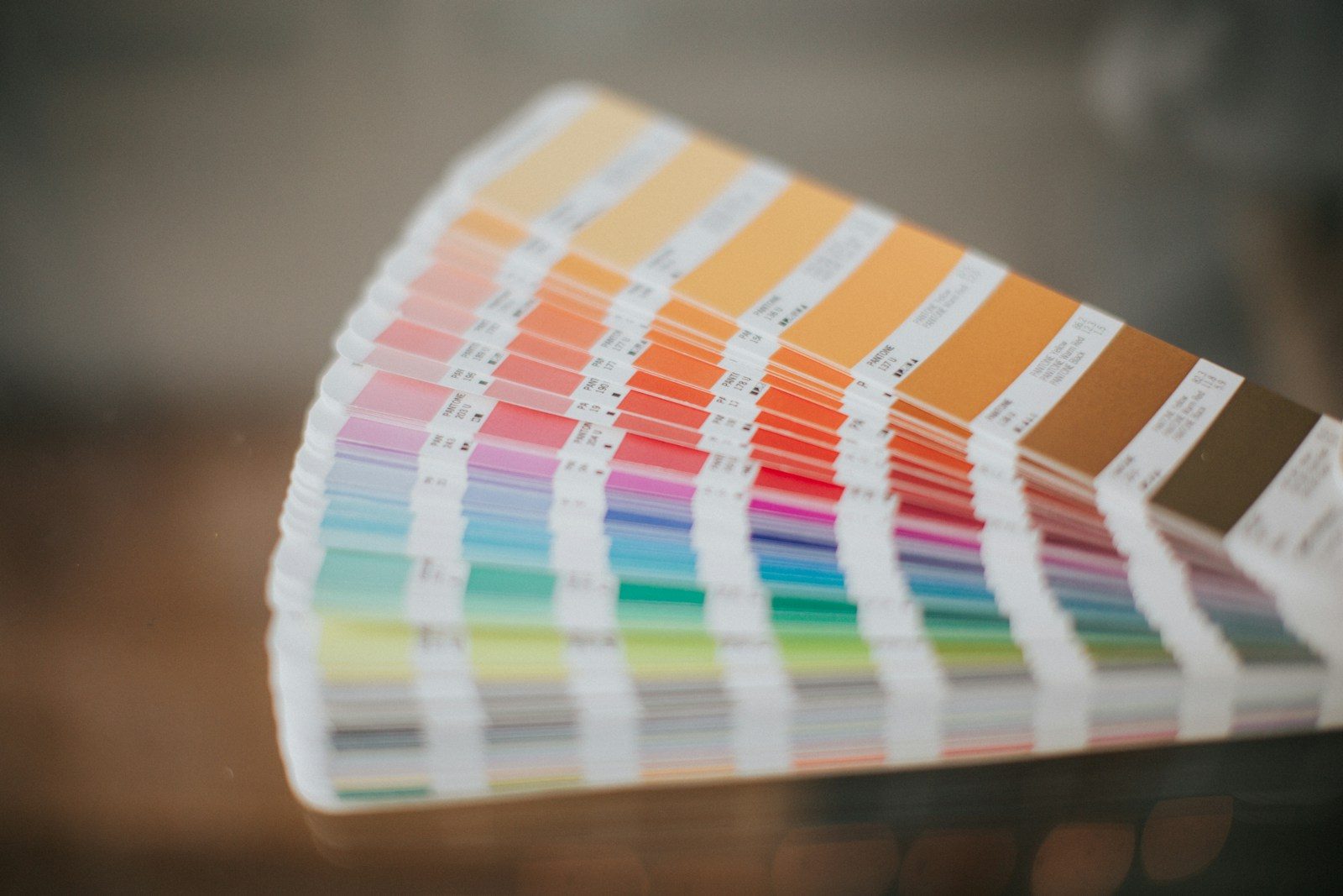 Close de uma paleta com amostras de cores