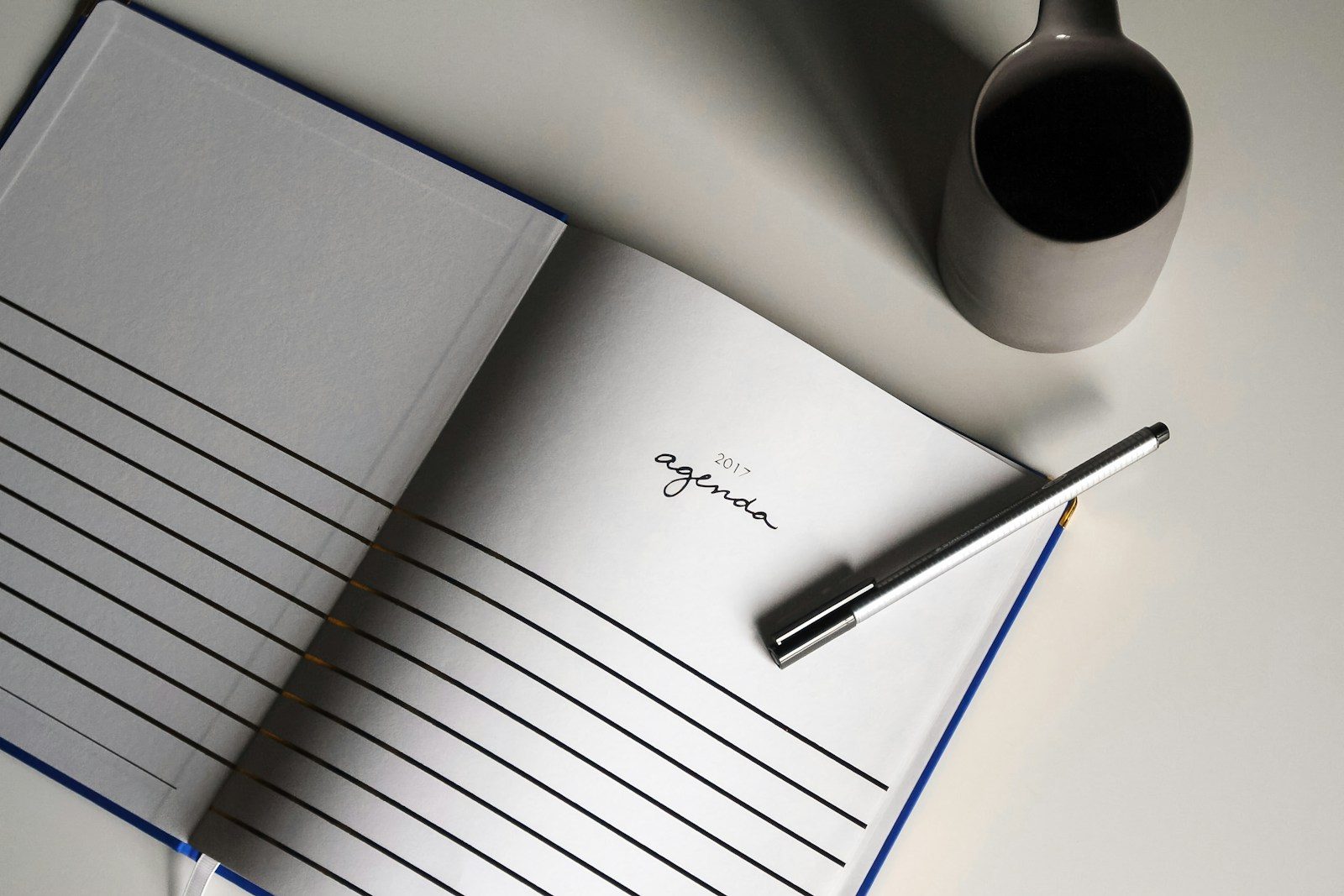 Caderno com uma caneta por cima