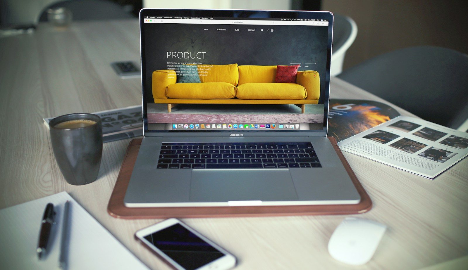 MacBook Pro ligado ao lado de caneca cinza