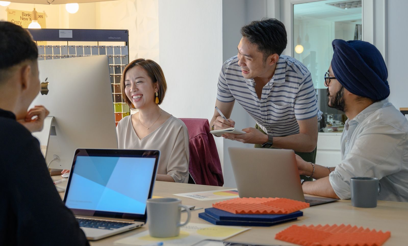 Equipe diversa colaborando e fazendo brainstorming em um escritório moderno