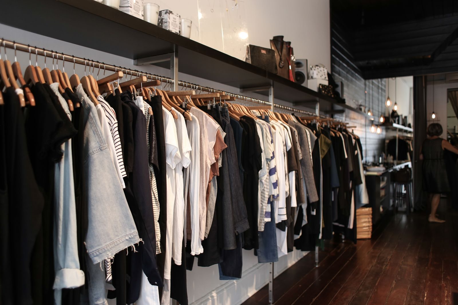 Moda em alta exposta em uma boutique elegante, com diversos estilos de roupa