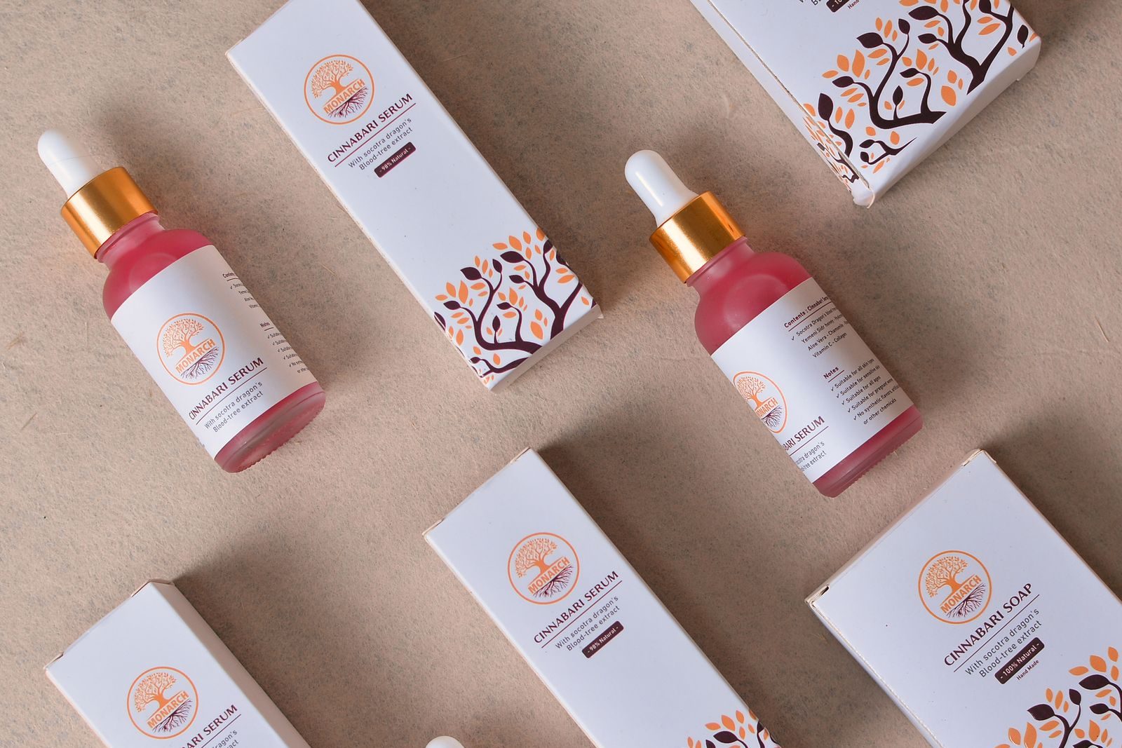 Flat lay de frascos e caixas de sérum para beleza e skincare
