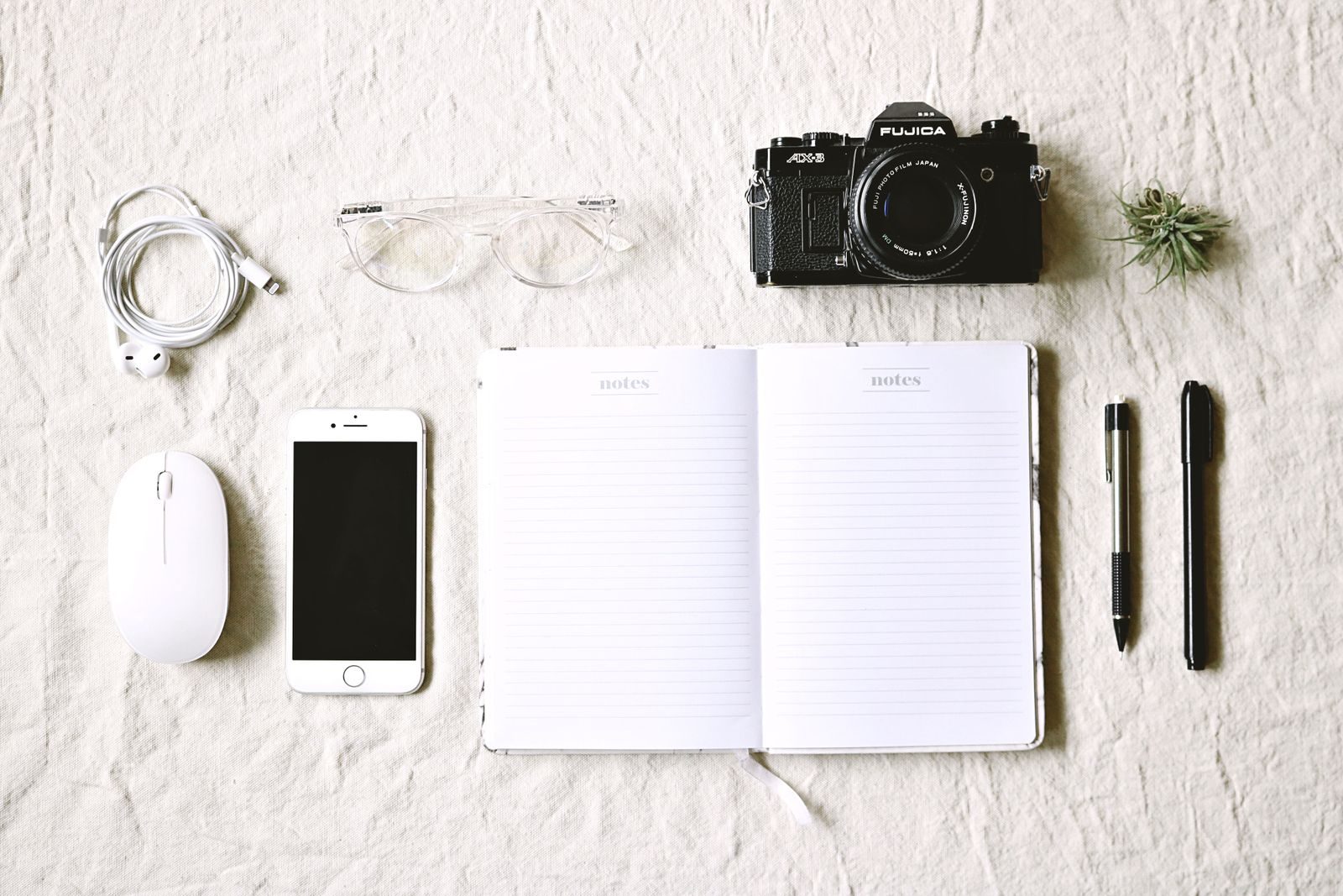 Flat lay estético com câmera antiga e materiais de escritório modernos para projetos criativos