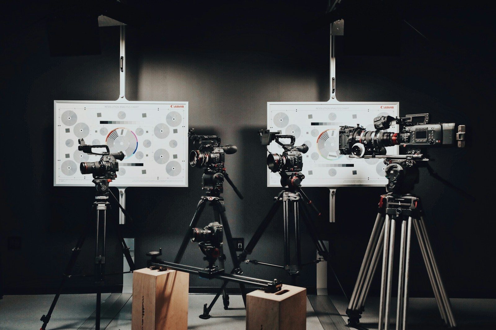 Câmeras de vídeo e DSLR pretas com tripés