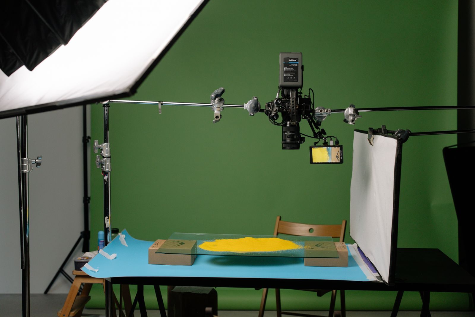 Detalhe de estúdio fotográfico profissional fotografando produtos com iluminação precisa