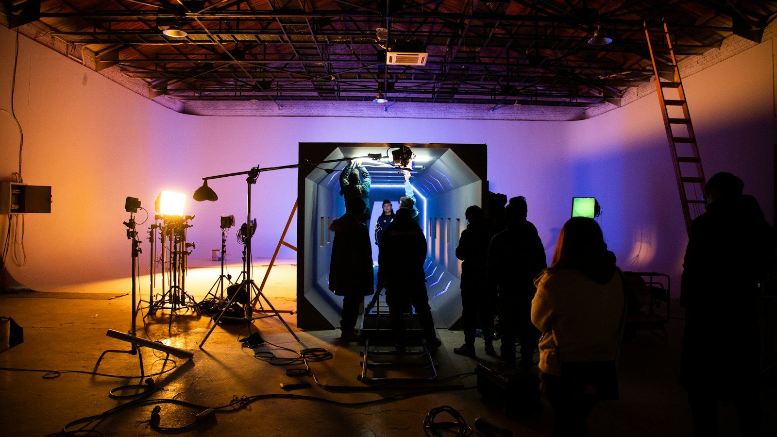 Homem em pé ao lado de um softbox