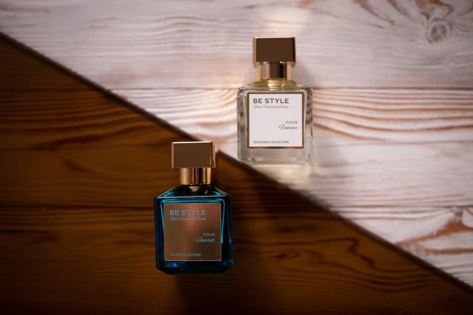 Frascos de perfume sobre fundo de madeira texturizado