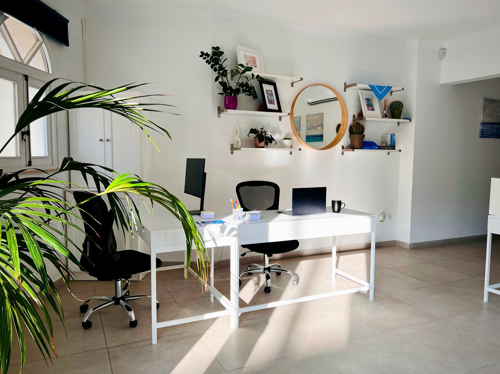 Escritório moderno com plantas e mesa
