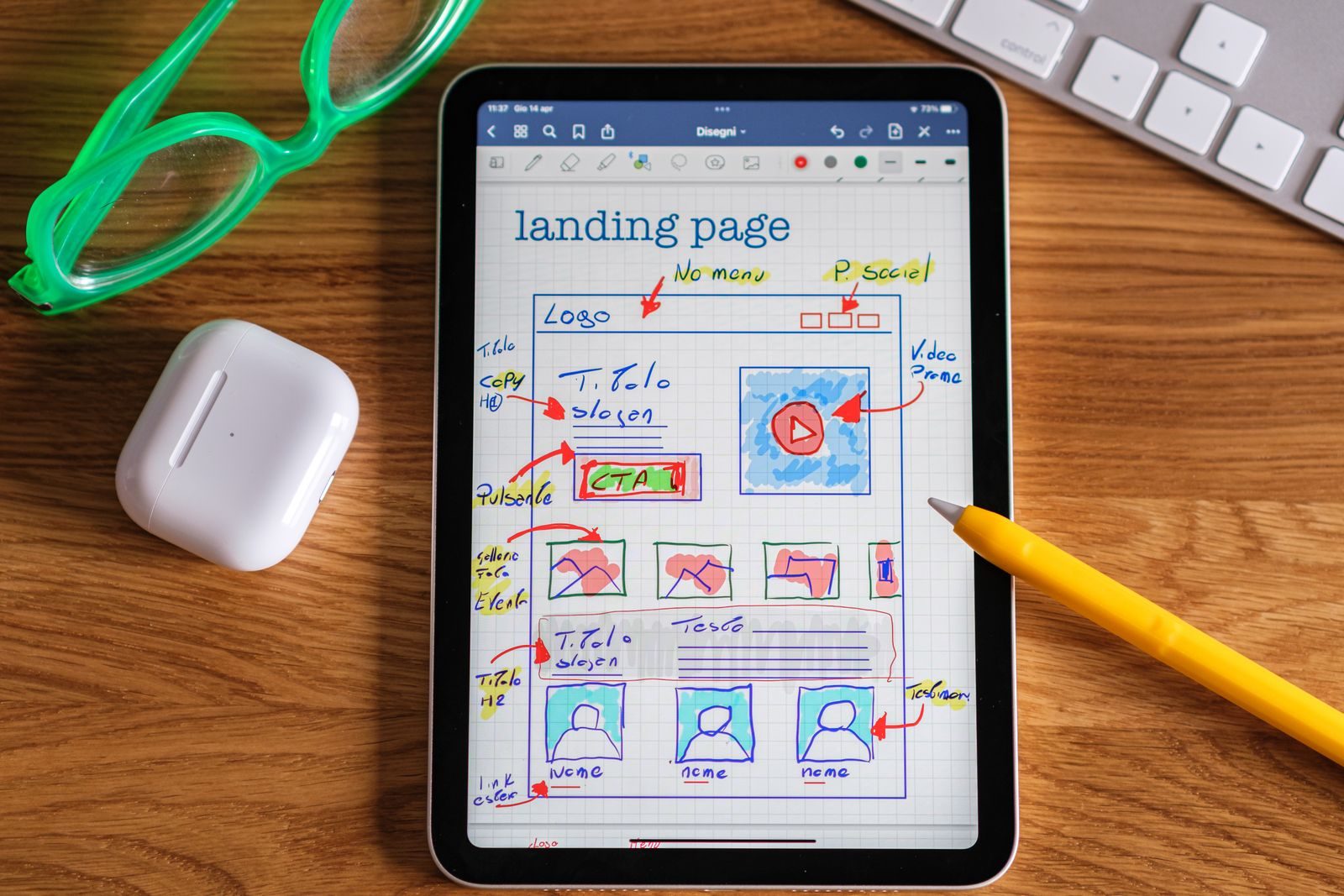 Close de tablet com design de landing page desenhado à mão, ideal para desenvolvimento web