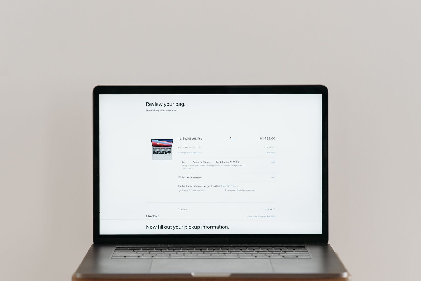 Notebook minimalista exibindo tela de checkout online em fundo branco