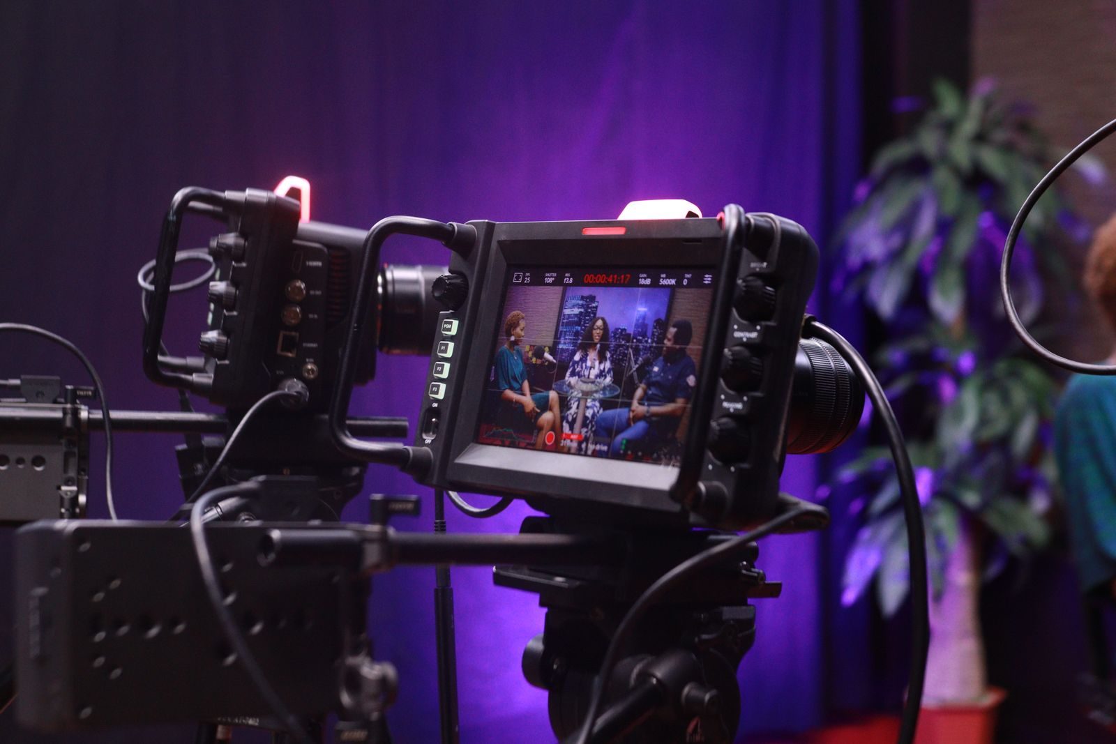 Cena de gravação de entrevista em vídeo com equipamento de câmera profissional
