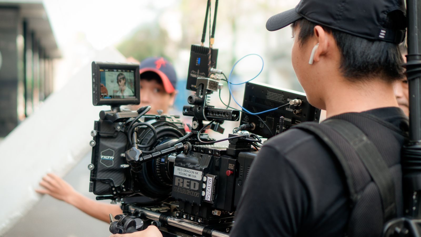 Diretor de fotografia operando equipamento de filmagem avançado em um set externo