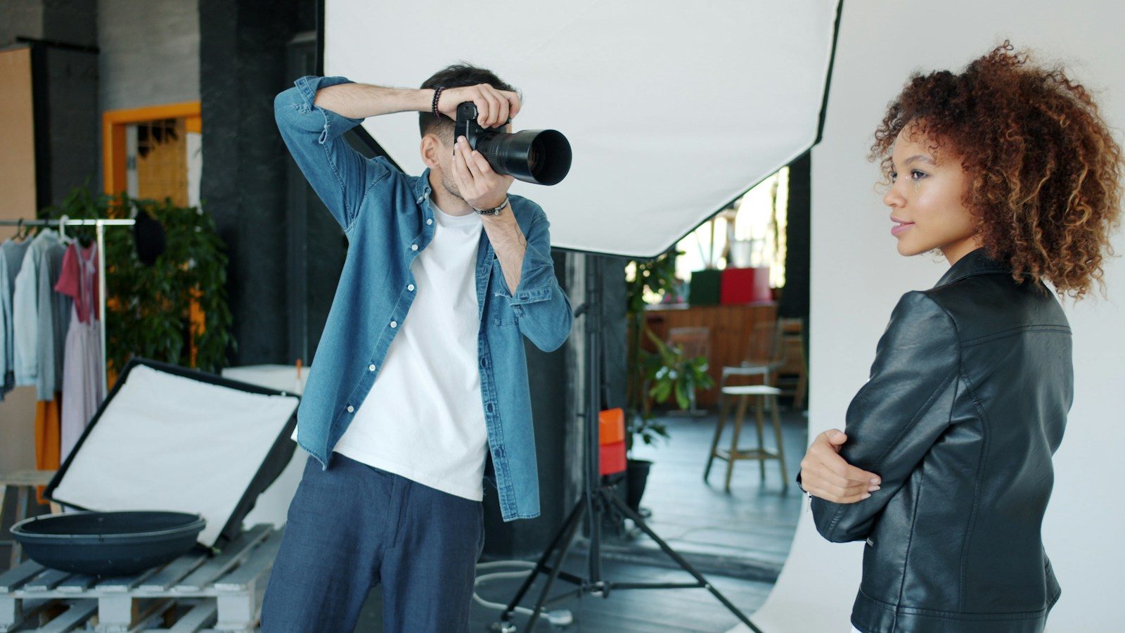Fotógrafo fotografando uma modelo em estúdio