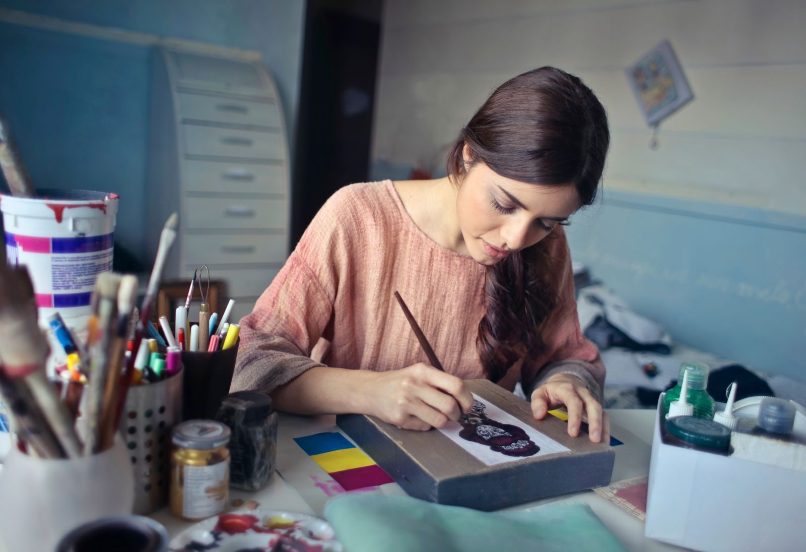Artista concentrada pintando em seu estúdio criativo