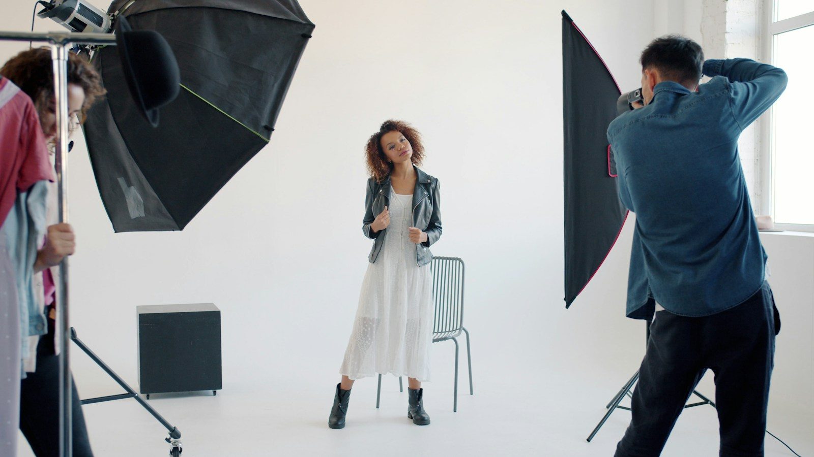 Fotógrafo fotografando mulher no estúdio