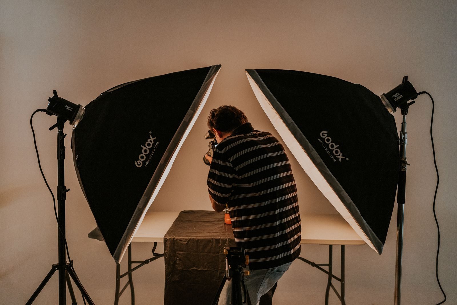 Fotógrafo trabalhando em estúdio com equipamentos de iluminação softbox