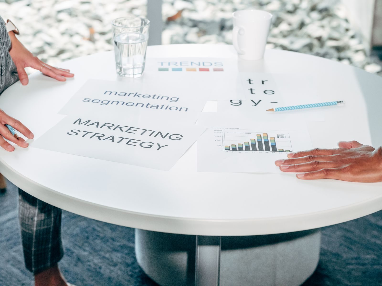 Dois profissionais colaborando em estratégia de marketing e segmentação em uma mesa redonda