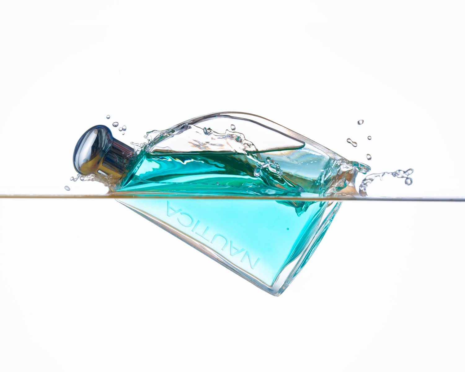 Frasco de perfume luxuoso imerso na água, com respingos e reflexos