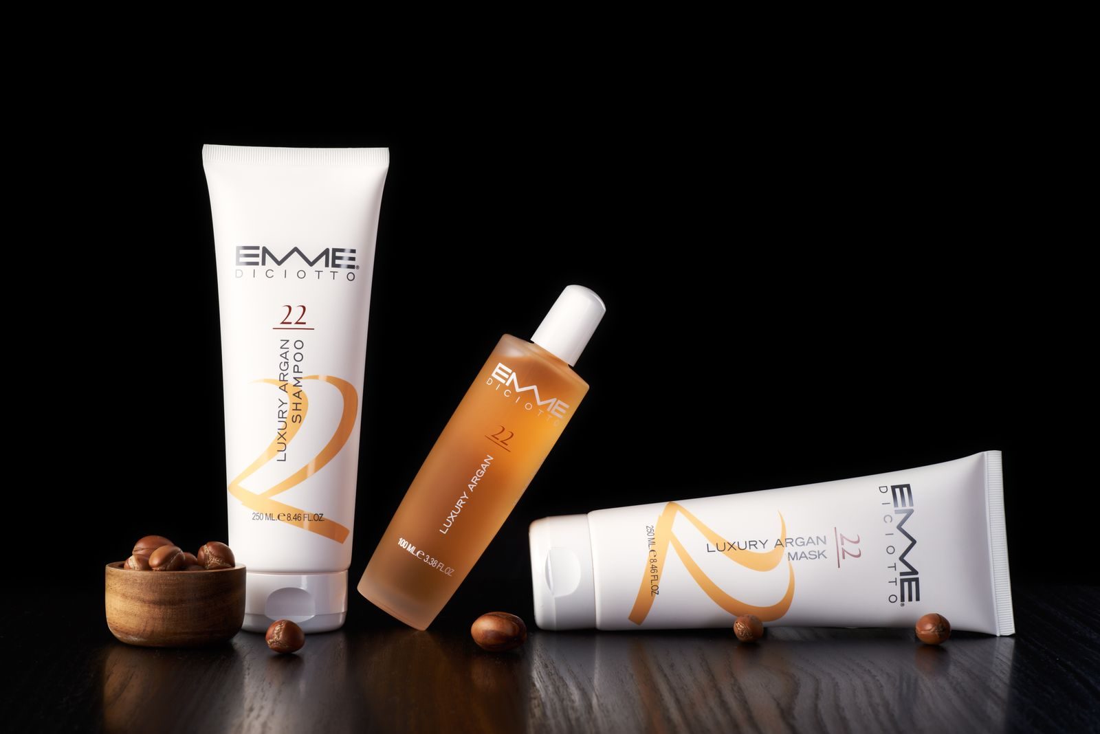 Kit elegante de cuidados capilares com óleo de argan sobre superfície de madeira