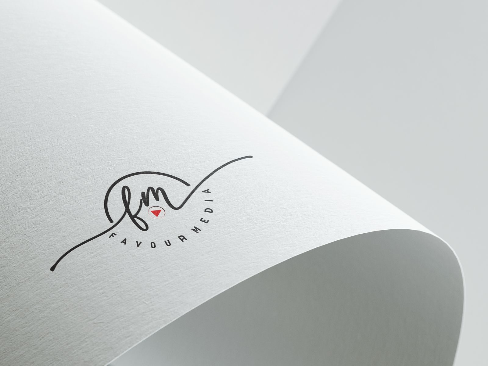 Logo da Favour Media em papel texturizado dobrado, com espaço para texto