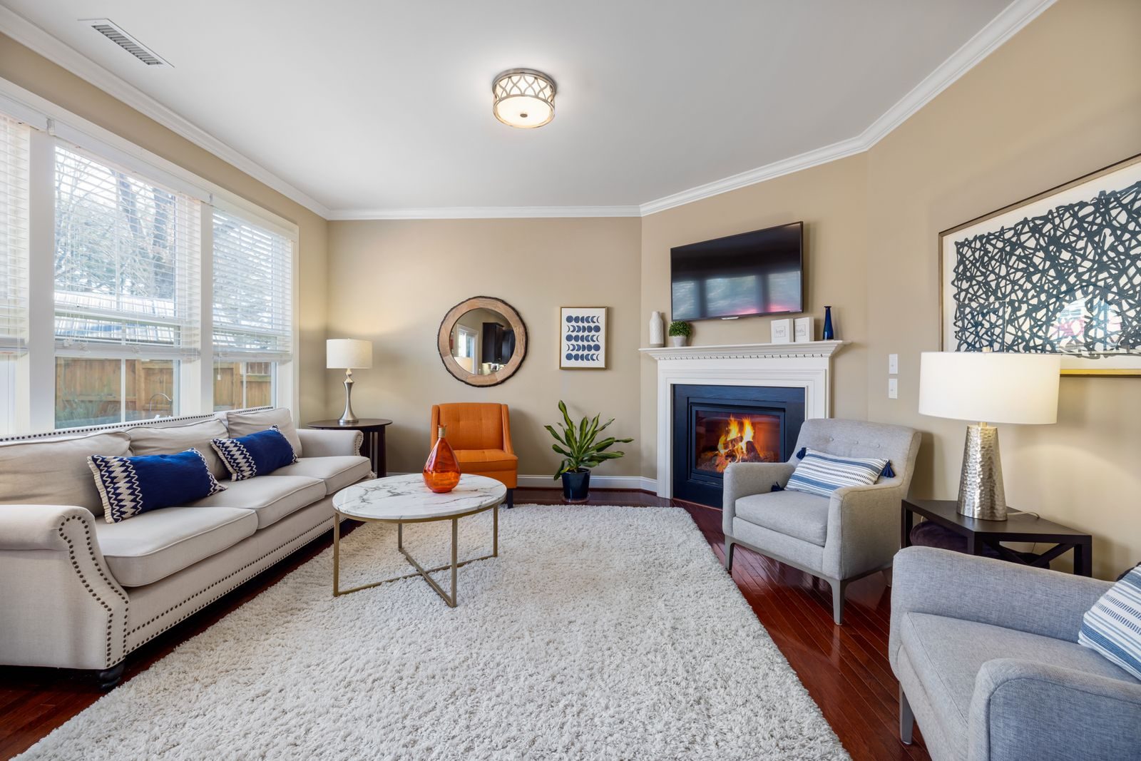 Sala de estar clara com lareira aconchegante, poltronas elegantes e decoração contemporânea