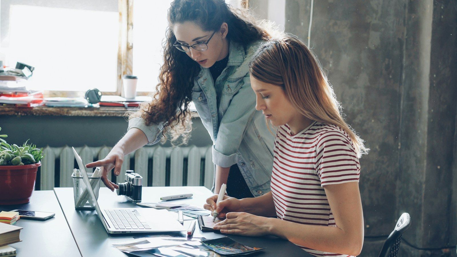 Duas mulheres trabalhando juntas em um notebook