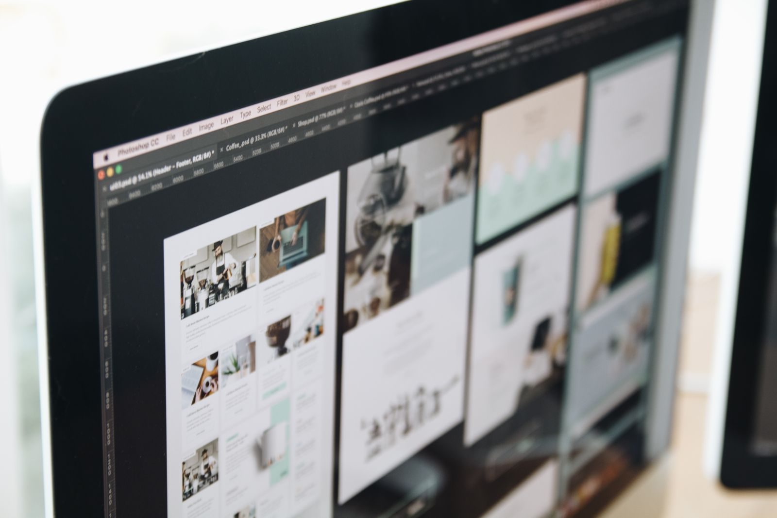 Tela de computador moderna exibindo um trabalho de web design em um espaço de trabalho
