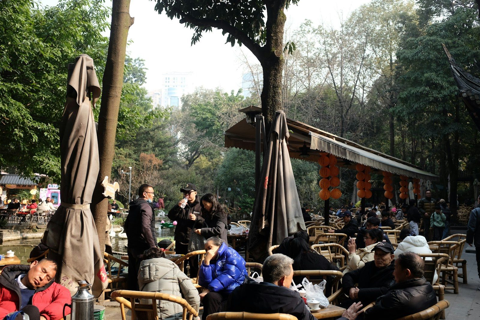 Pessoas sentadas a mesas em um café ao ar livre