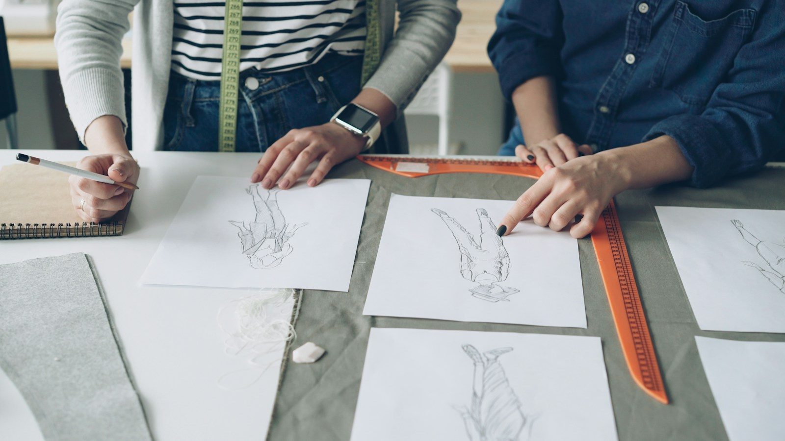 Designers colaboram em croquis e planos de moda