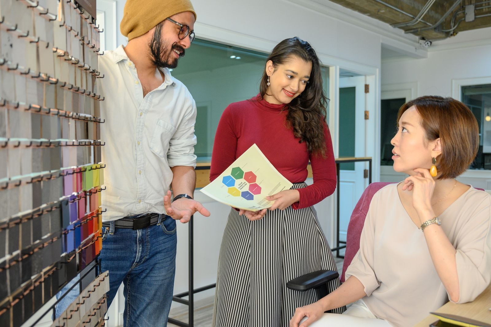 Membros da equipe discutem um projeto em escritório moderno, com foco em colaboração