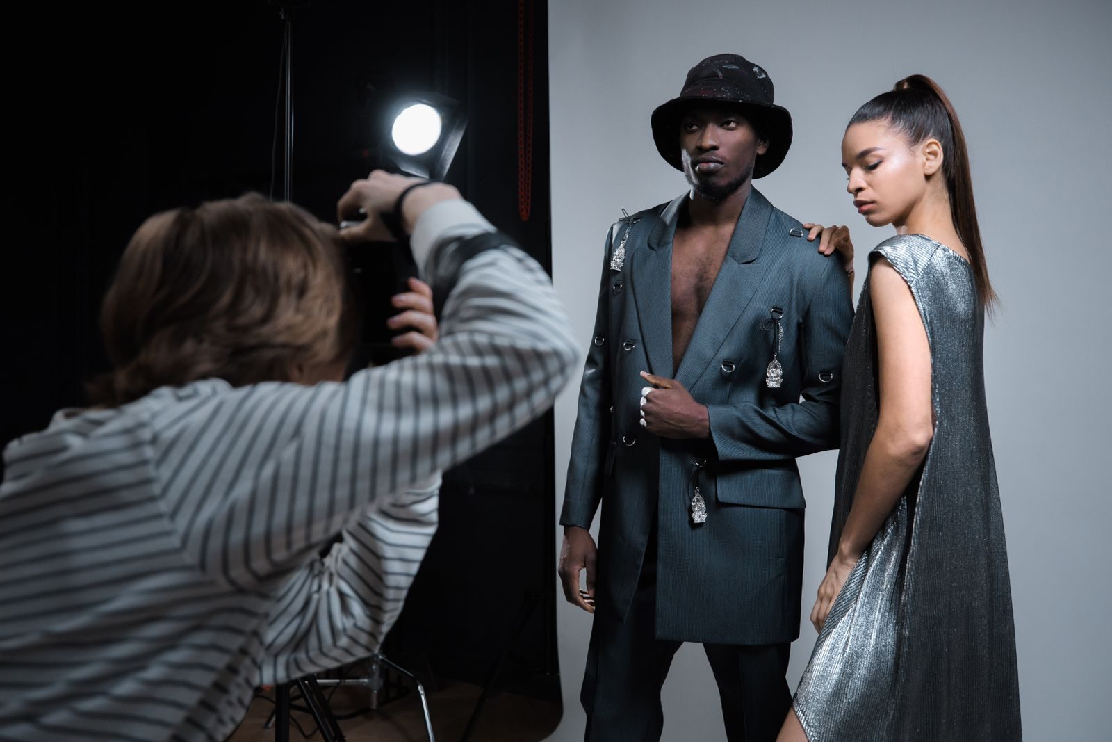 Modelos masculino e feminina posando para ensaio de moda em estúdio