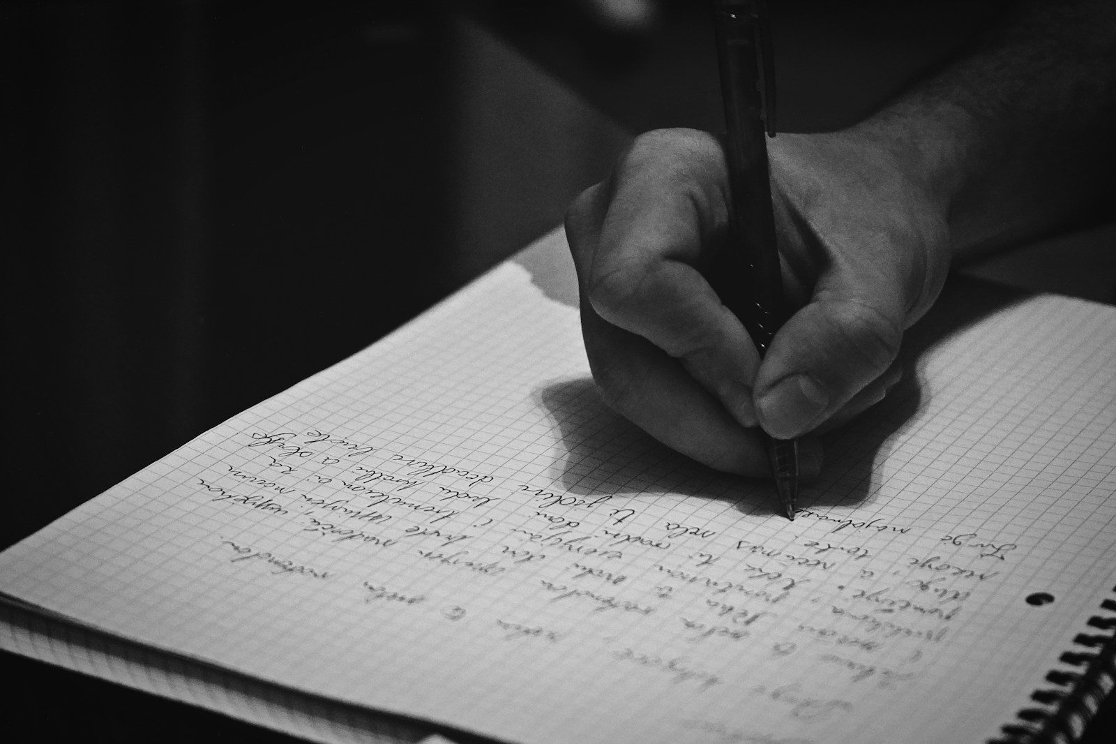 Pessoa escrevendo em um caderno com caneta