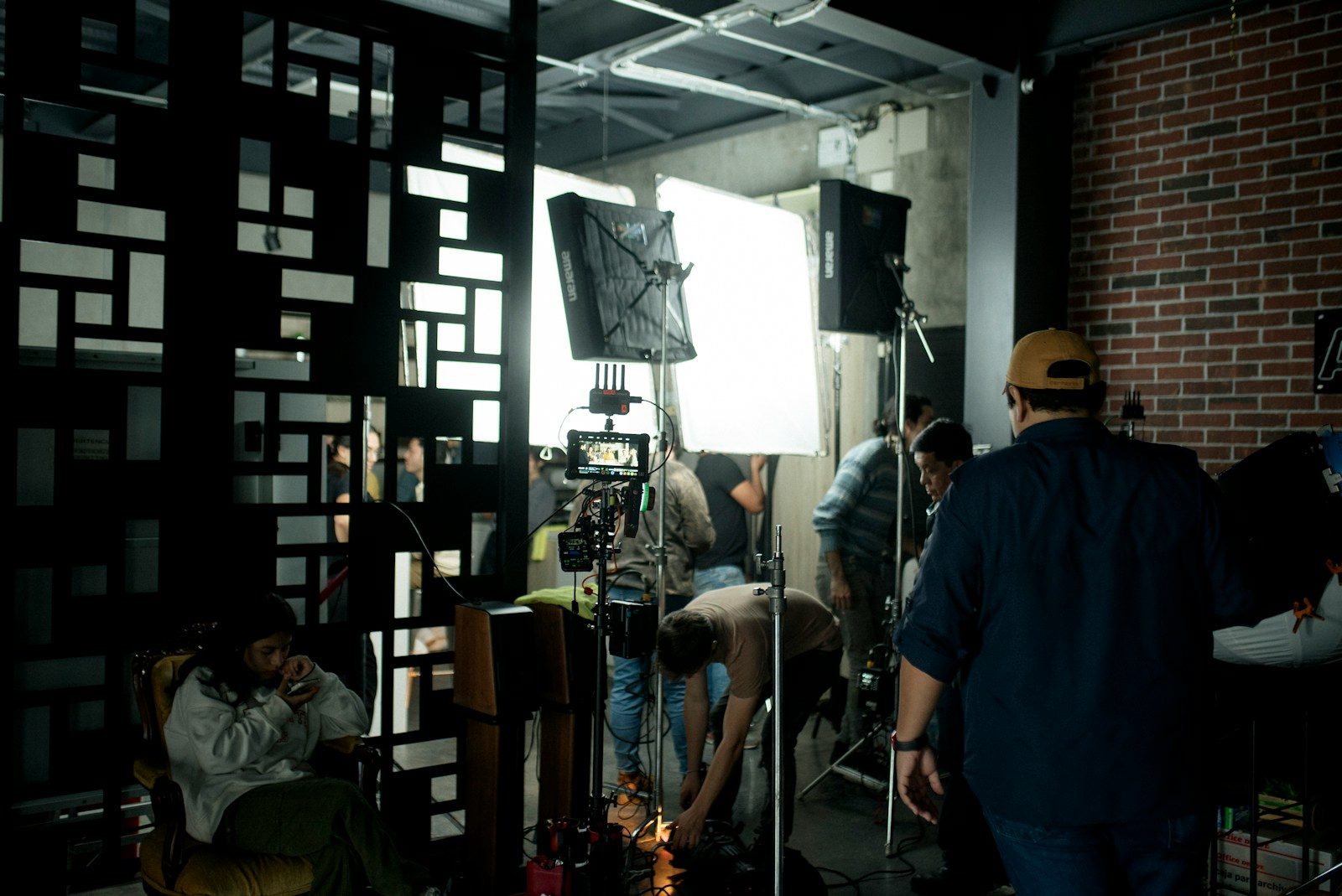 Equipe de filmagem se preparando para gravar no set