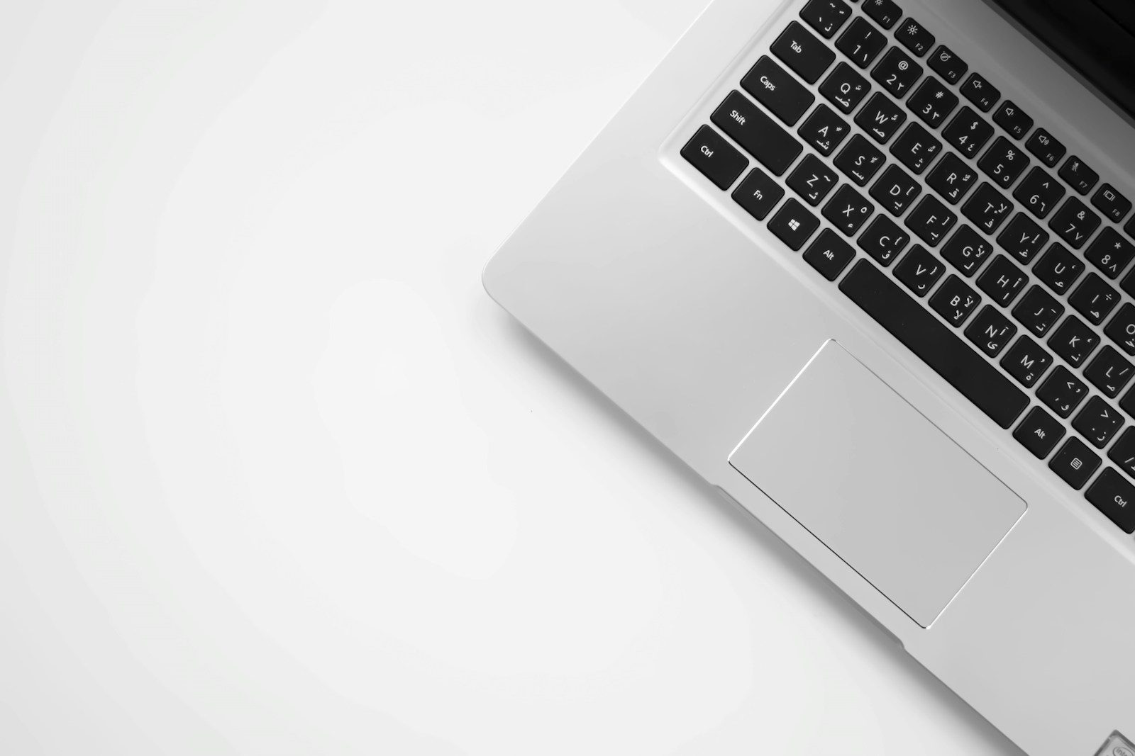 MacBook Pro sobre superfície branca