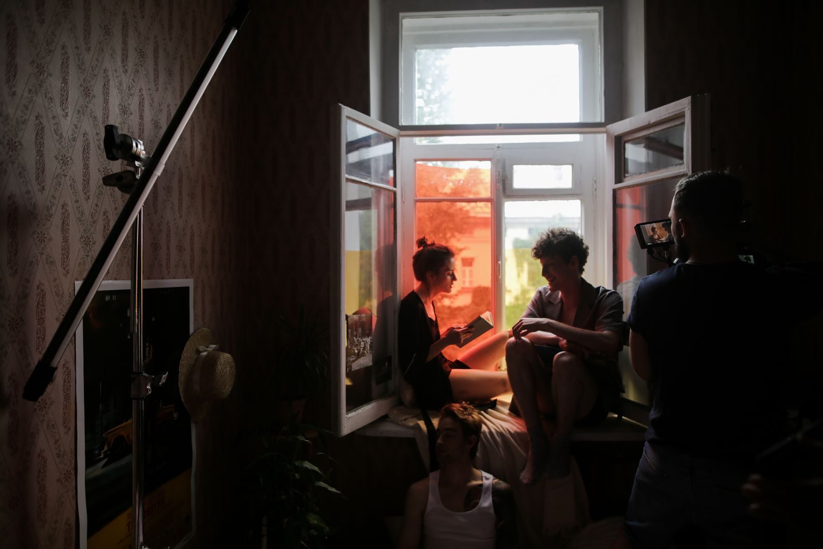 Bastidores de filmagem criativa com modelos sob luz natural