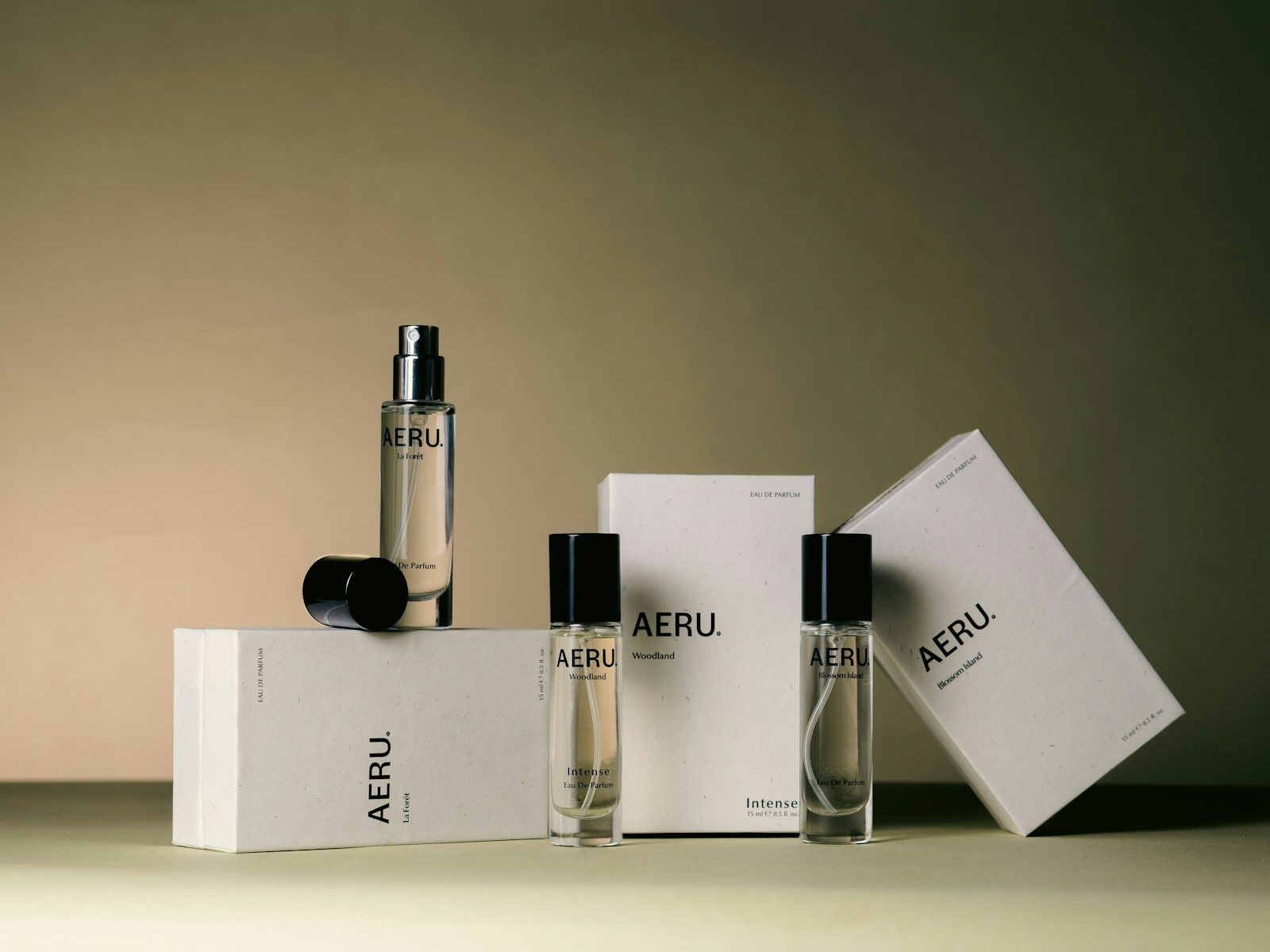 Dois frascos de perfume sobre uma caixa