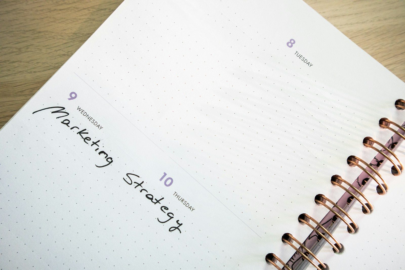 Agenda com uma caneta em cima
