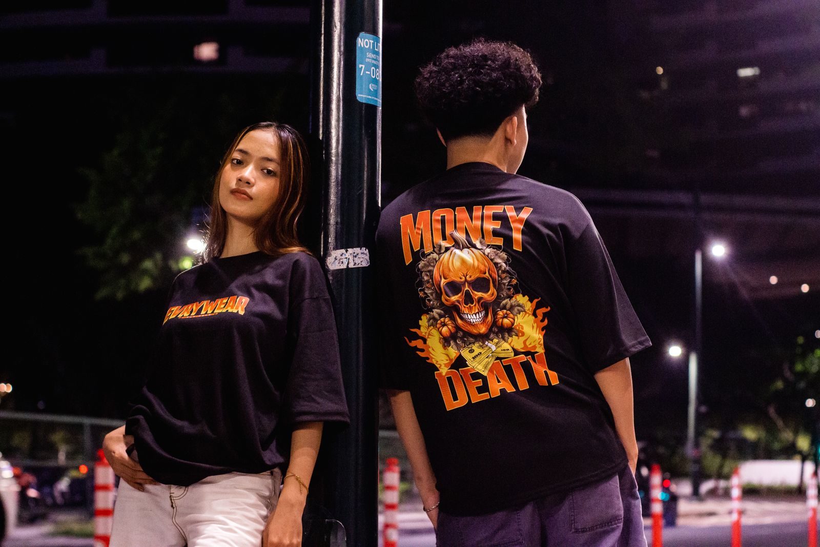 Moda streetwear moderna em um cenário urbano noturno